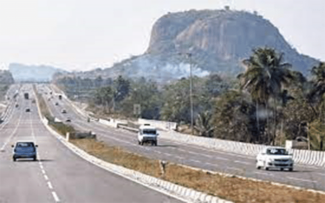 Ramanagara: Couple looted at knife point in Expressway