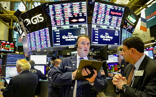 US stocks sink as 6 big banks face cut in credit ratings