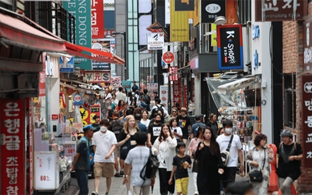 S. Koreans' happiness level rising slowly but surely: Panel